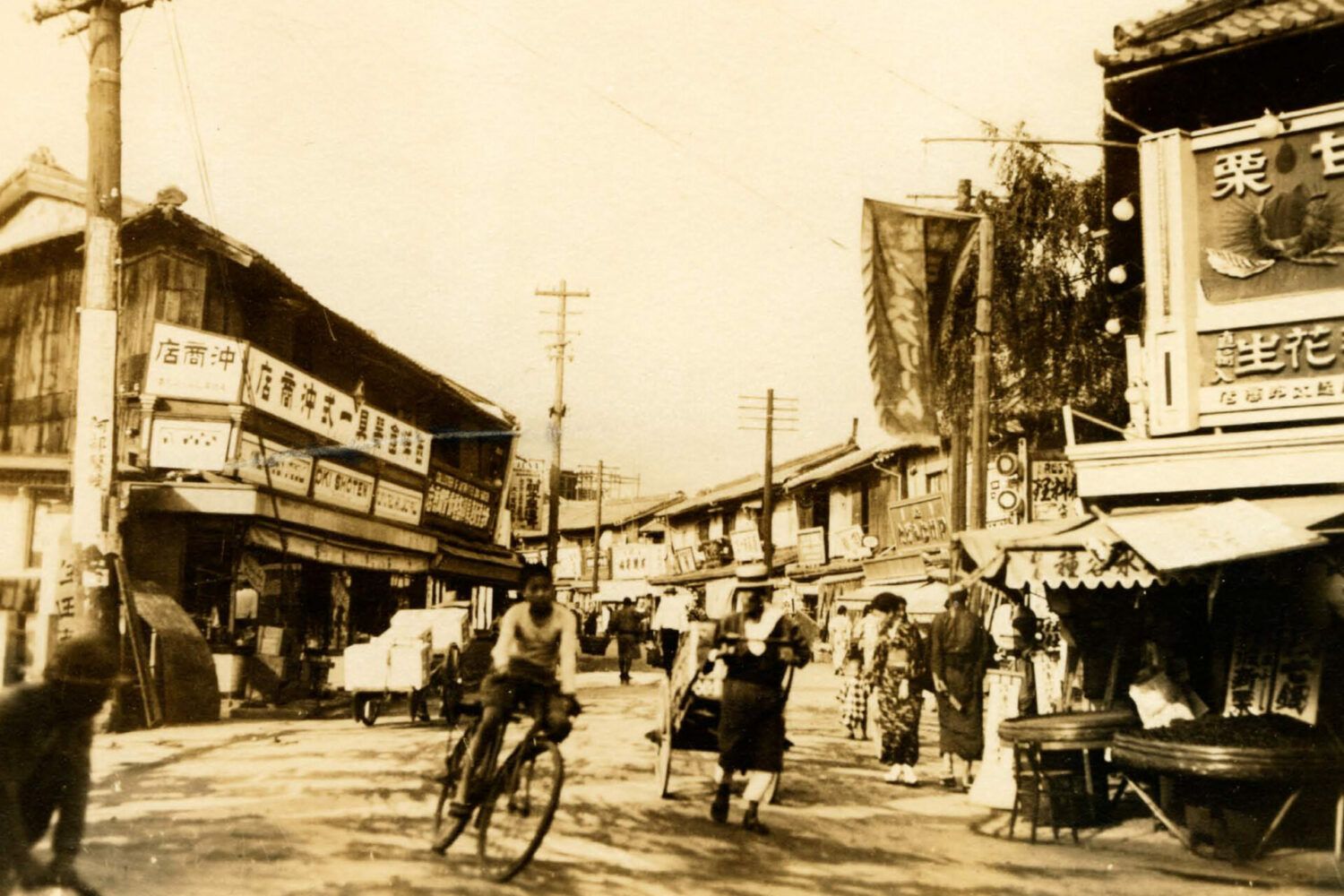 Photo de voyage en noir et blanc prise dans la rue lors d'un voyage au Japon
