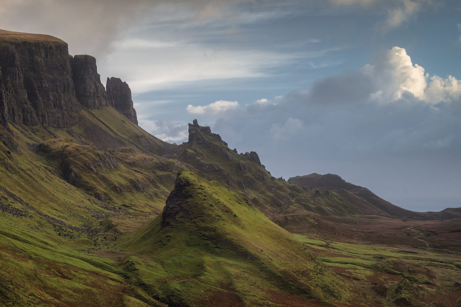 Le Quiraing, paysage dantesque de l’île de Skye composé d’aiguilles, de pics et de pinacles, de falaises sombres et d’éboulis gris.