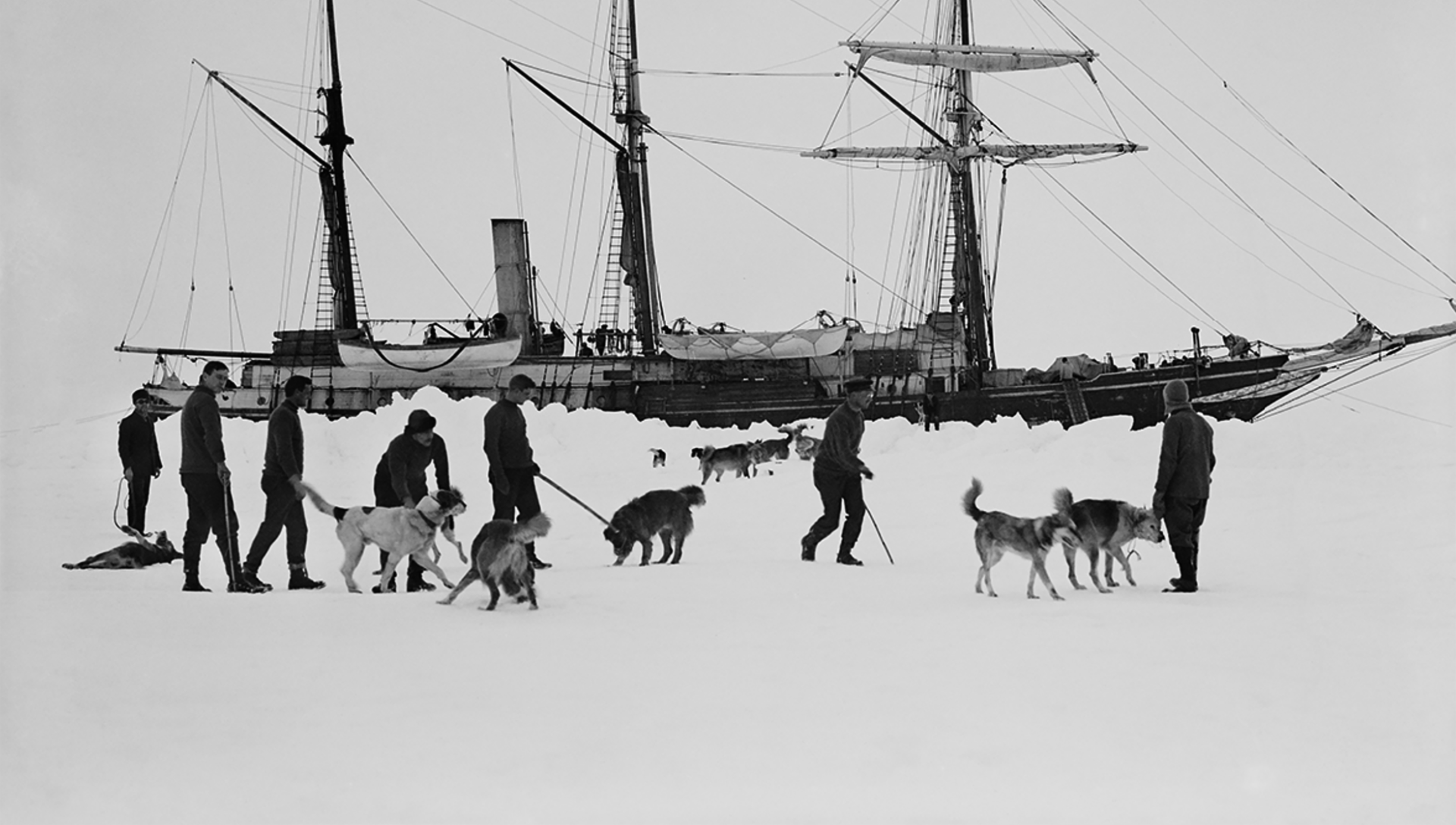 L'Endurance prise par les glaces en 1915 en Antarctique. Photo SPRI/Frank Hurley.